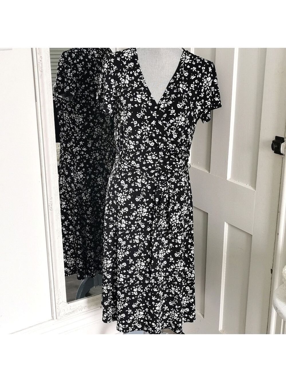 Eliza J black & white floral wrap dress. Size large. EUC